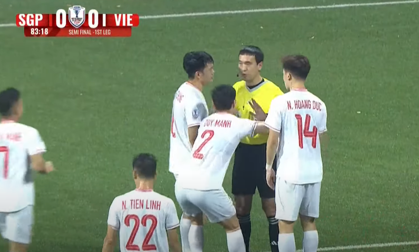 AFF Cup: Đội trưởng tuyển Việt Nam được khen ngợi sau cú gạt tay "dập tắt miệng núi lửa" - Ảnh 2.