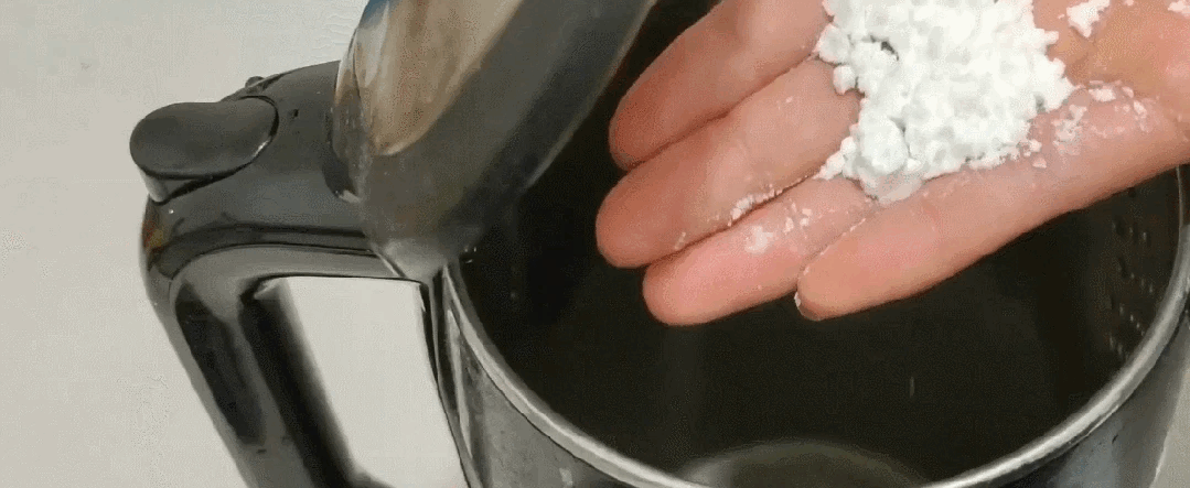 Rắc một nắm bột trắng v&agrave;o ấm đun nước, điều "thần kỳ" xảy ra khiến t&ocirc;i hết sức kinh ngạc - Ảnh 1.
