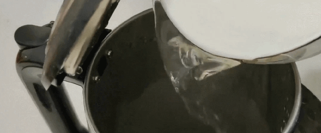 Rắc một nắm bột trắng v&agrave;o ấm đun nước, điều "thần kỳ" xảy ra khiến t&ocirc;i hết sức kinh ngạc - Ảnh 3.