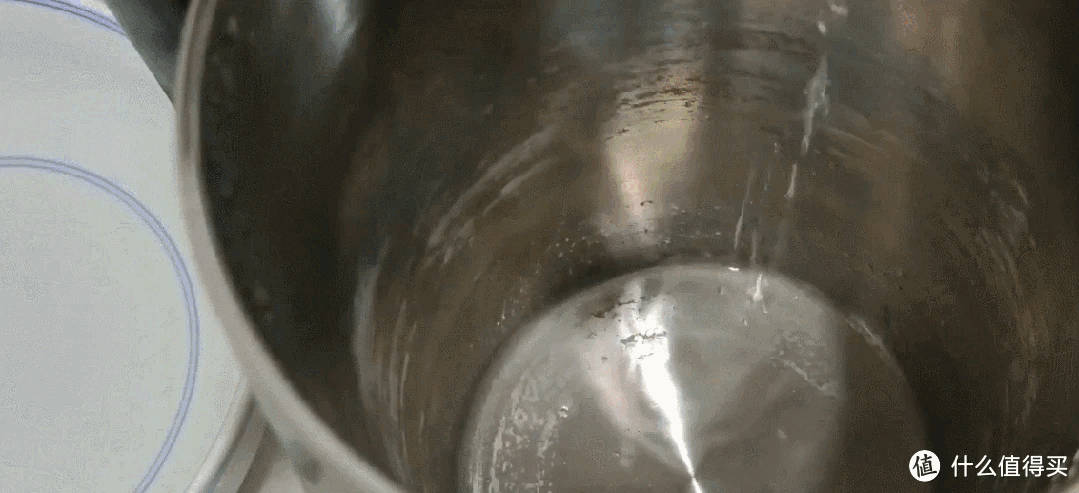 Rắc một nắm bột trắng v&agrave;o ấm đun nước, điều "thần kỳ" xảy ra khiến t&ocirc;i hết sức kinh ngạc - Ảnh 5.