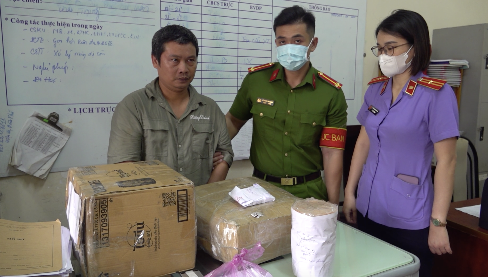 Công an TP HCM bắt 4 người buôn chất kịch độc xyanua - Ảnh 2. Công an TP HCM bắt 4 người buôn chất kịch độc xyanua - Ảnh 2.