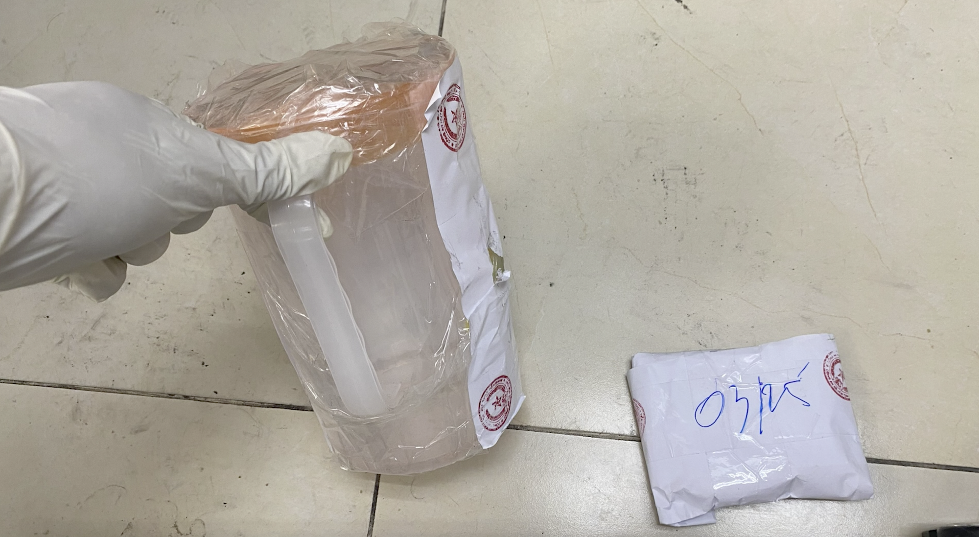 Công an TP HCM bắt 4 người buôn chất kịch độc xyanua - Ảnh 5. Công an TP HCM bắt 4 người buôn chất kịch độc xyanua - Ảnh 5.