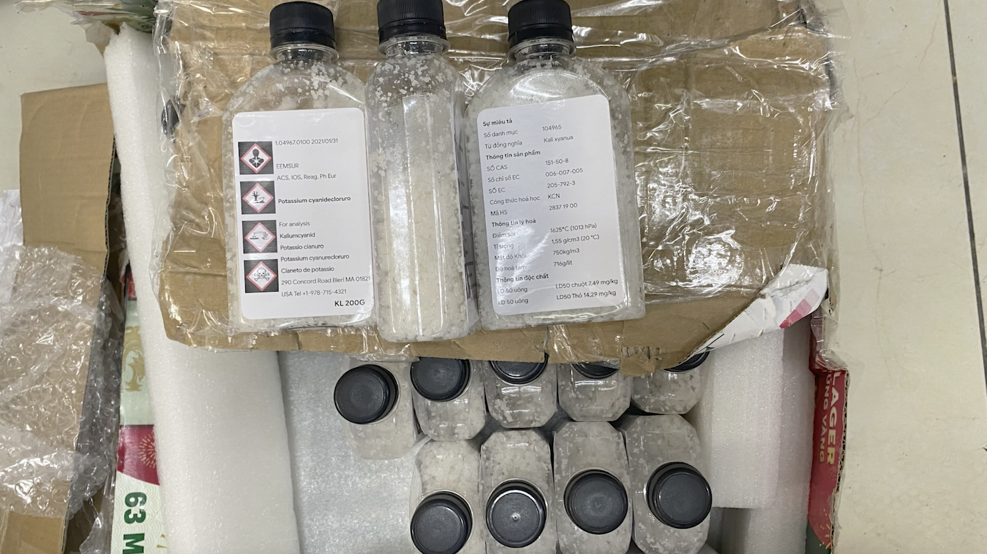 Công an TP HCM bắt 4 người buôn chất kịch độc xyanua - Ảnh 6. Công an TP HCM bắt 4 người buôn chất kịch độc xyanua - Ảnh 6.