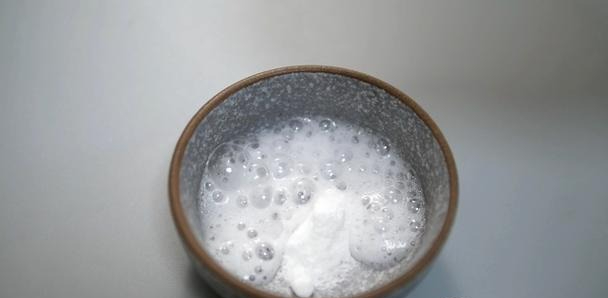 Rắc một nắm bột trắng v&agrave;o ấm đun nước, điều "thần kỳ" xảy ra khiến t&ocirc;i hết sức kinh ngạc - Ảnh 2.