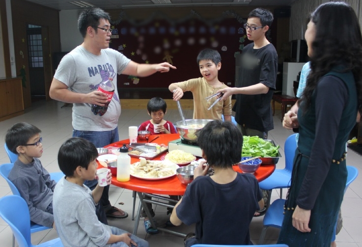 Làm sao để tách đậu đỏ và đậu xanh trộn lẫn ra trong vòng 1 giây? Cả nhà cãi nhau 30 phút, em trai tôi đưa ra đáp án "quá khôn" - Ảnh 2.