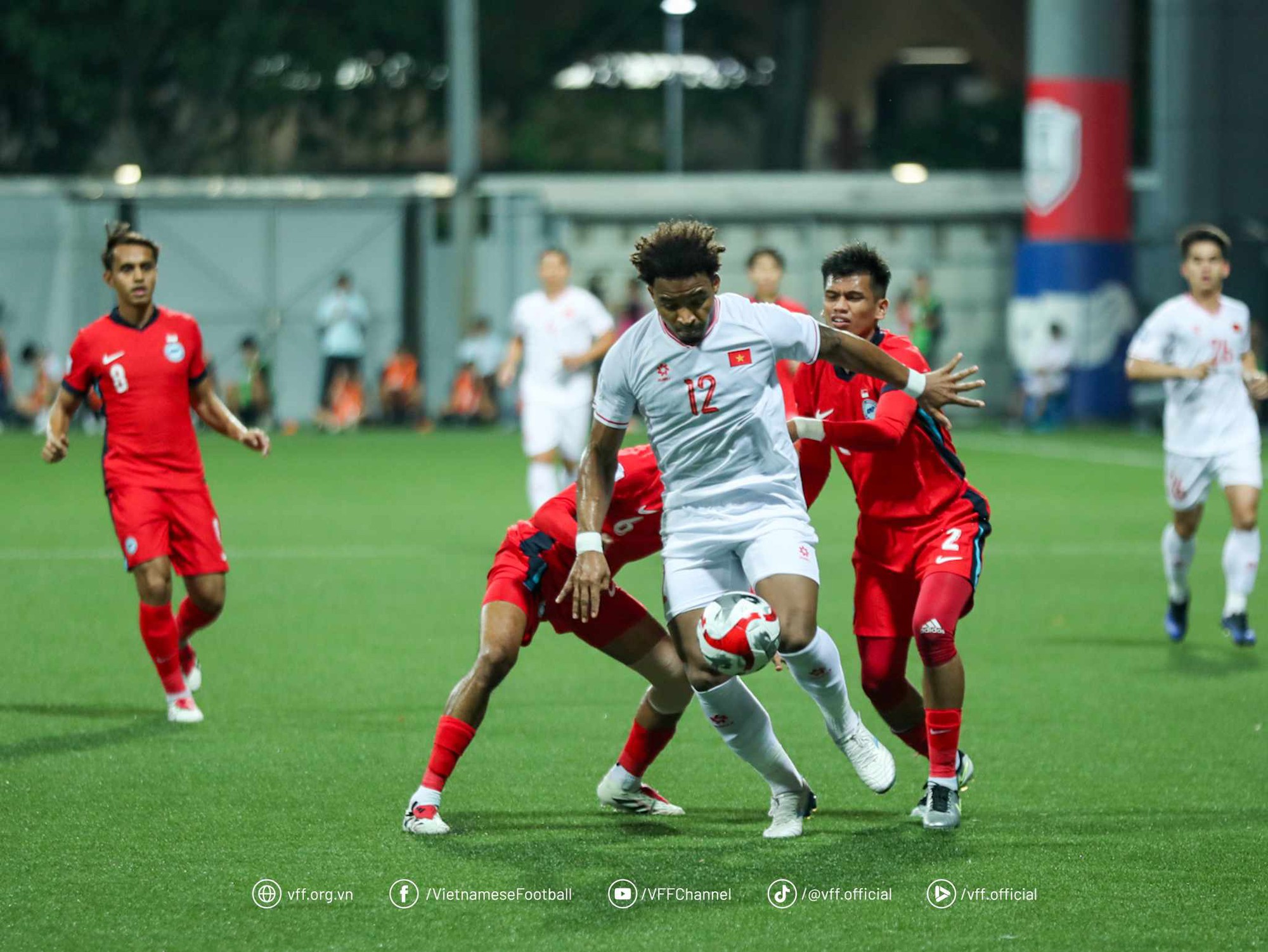 AFF Cup: Gương mặt đau khổ của Công Vinh & “cạm bẫy” mà HLV Kim Sang-sik phải vượt qua - Ảnh 2.