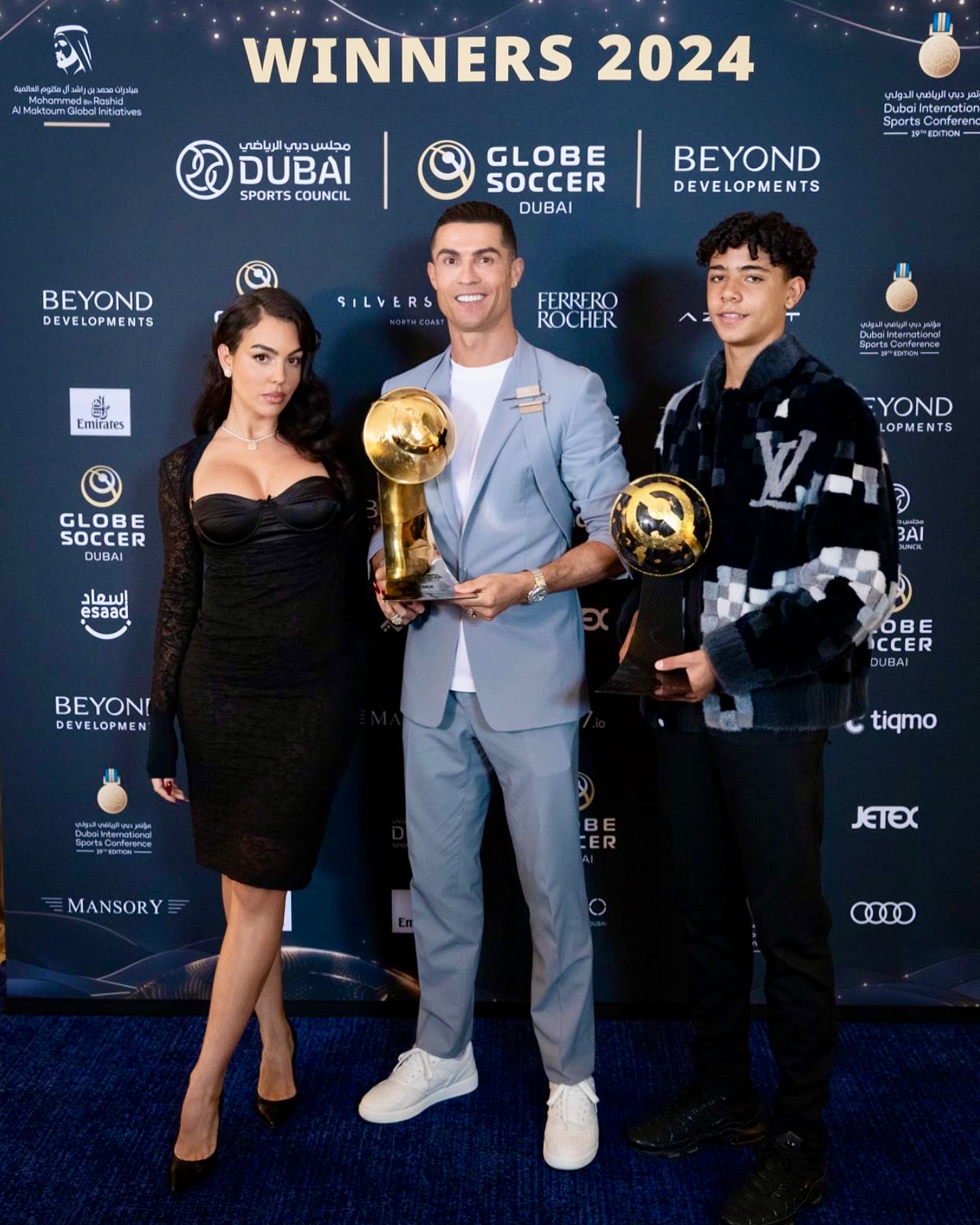 Ronaldo giành liên tiếp 2 "Quả bóng vàng", cậu con trai 14 tuổi gây bất ngờ vì một điều - Ảnh 2.