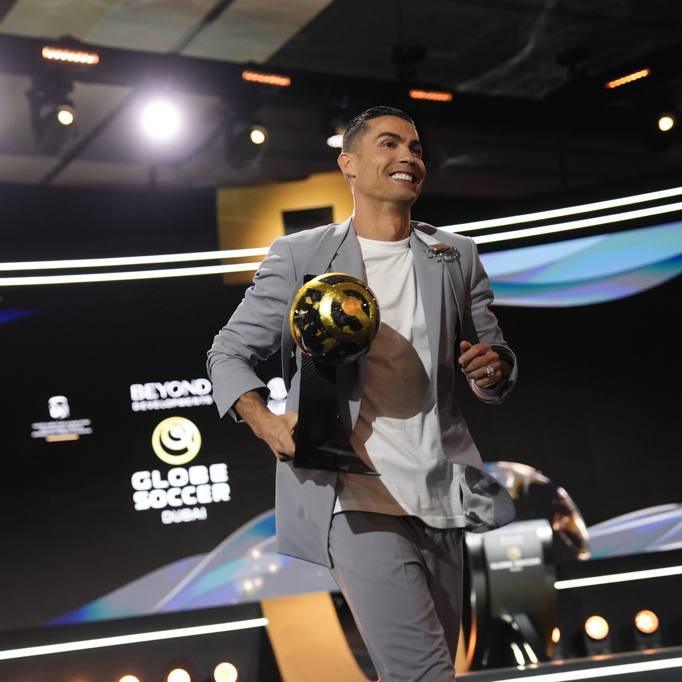 Ronaldo giành liên tiếp 2 "Quả bóng vàng", cậu con trai 14 tuổi gây bất ngờ vì một điều - Ảnh 1.