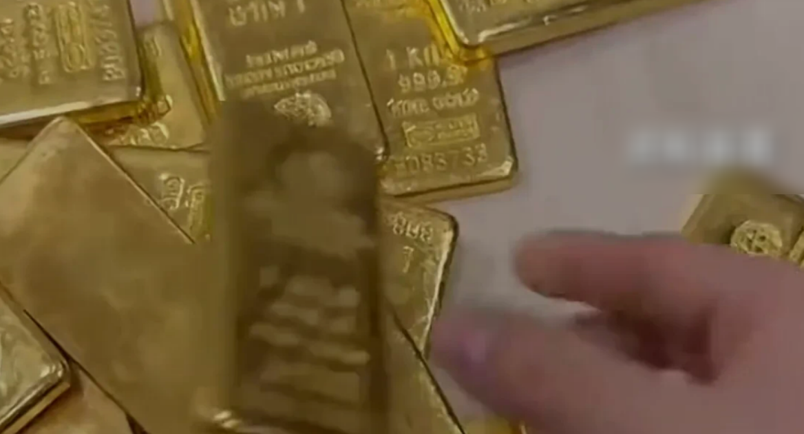 Người phụ nữ bất ngờ vì vàng mua 4 năm trước là giả - Ảnh 2.