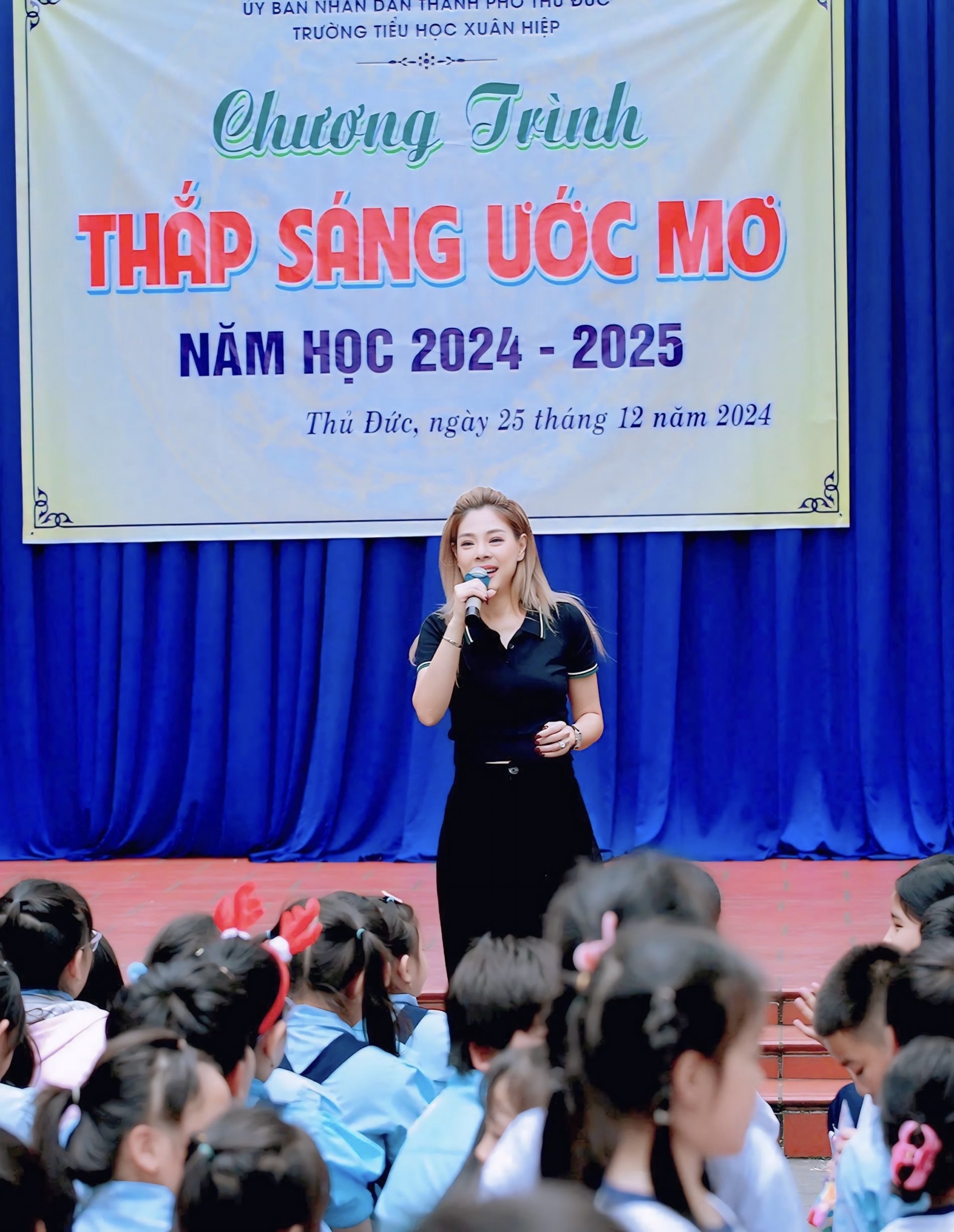 Thanh Thảo đưa con gái về Việt Nam làm từ thiện- Ảnh 8.