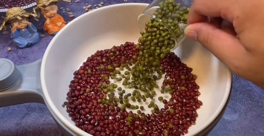 Làm sao để tách đậu đỏ và đậu xanh trộn lẫn ra trong vòng 1 giây? Cả nhà cãi nhau 30 phút, em trai tôi đưa ra đáp án "quá khôn" - Ảnh 1.