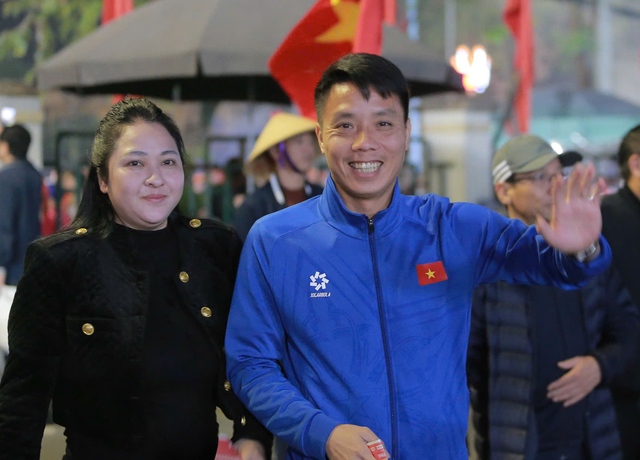 Kh&ocirc;ng phải Chu Thanh Huyền, vợ Xu&acirc;n Son mới l&agrave; n&agrave;ng WAG khiến s&acirc;n Việt Tr&igrave; x&ocirc;n xao, CĐV đua nhau xin chụp ảnh c&ugrave;ng- Ảnh 10.