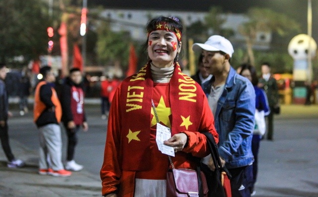 Kh&ocirc;ng phải Chu Thanh Huyền, vợ Xu&acirc;n Son mới l&agrave; n&agrave;ng WAG khiến s&acirc;n Việt Tr&igrave; x&ocirc;n xao, CĐV đua nhau xin chụp ảnh c&ugrave;ng- Ảnh 8.