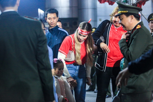 Kh&ocirc;ng phải Chu Thanh Huyền, vợ Xu&acirc;n Son mới l&agrave; n&agrave;ng WAG khiến s&acirc;n Việt Tr&igrave; x&ocirc;n xao, CĐV đua nhau xin chụp ảnh c&ugrave;ng- Ảnh 3.