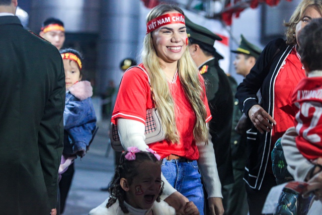 Kh&ocirc;ng phải Chu Thanh Huyền, vợ Xu&acirc;n Son mới l&agrave; n&agrave;ng WAG khiến s&acirc;n Việt Tr&igrave; x&ocirc;n xao, CĐV đua nhau xin chụp ảnh c&ugrave;ng- Ảnh 1.