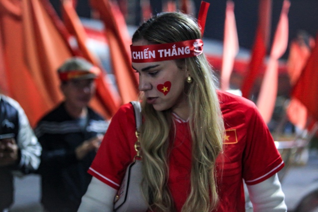 Kh&ocirc;ng phải Chu Thanh Huyền, vợ Xu&acirc;n Son mới l&agrave; n&agrave;ng WAG khiến s&acirc;n Việt Tr&igrave; x&ocirc;n xao, CĐV đua nhau xin chụp ảnh c&ugrave;ng- Ảnh 2.