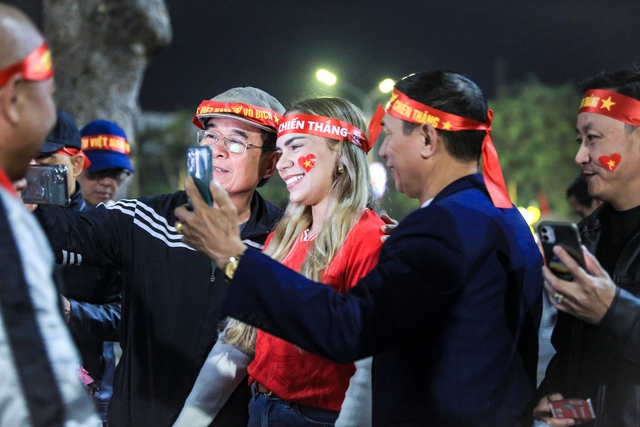 Kh&ocirc;ng phải Chu Thanh Huyền, vợ Xu&acirc;n Son mới l&agrave; n&agrave;ng WAG khiến s&acirc;n Việt Tr&igrave; x&ocirc;n xao, CĐV đua nhau xin chụp ảnh c&ugrave;ng- Ảnh 4.