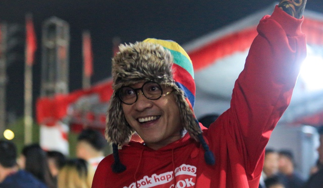 Kh&ocirc;ng phải Chu Thanh Huyền, vợ Xu&acirc;n Son mới l&agrave; n&agrave;ng WAG khiến s&acirc;n Việt Tr&igrave; x&ocirc;n xao, CĐV đua nhau xin chụp ảnh c&ugrave;ng- Ảnh 11.