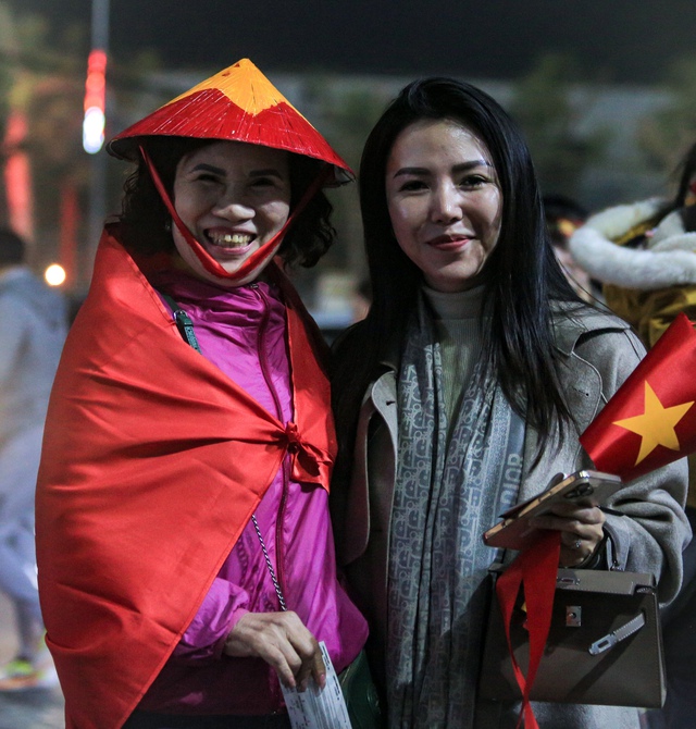 Kh&ocirc;ng phải Chu Thanh Huyền, vợ Xu&acirc;n Son mới l&agrave; n&agrave;ng WAG khiến s&acirc;n Việt Tr&igrave; x&ocirc;n xao, CĐV đua nhau xin chụp ảnh c&ugrave;ng- Ảnh 7.