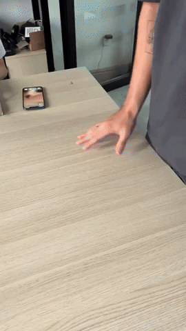 Tiền vệ Lương Xu&acirc;n Trường g&acirc;y sốc khi đập b&agrave;n qu&aacute;t nh&acirc;n vi&ecirc;n, phản ứng của người c&oacute; mặt mới bất ngờ- Ảnh 1.