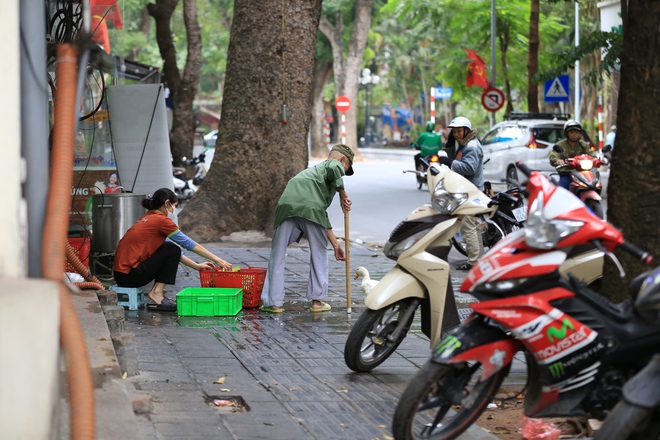 Ng&agrave;y đẹp trời đi dạo phố c&ugrave;ng &ocirc;ng l&atilde;o 61 tuổi v&agrave; "th&uacute; cưng" nổi tiếng nhất H&agrave; Nội: "Con Pạc Pạc nghe lời &ocirc;ng ấy răm rắp"- Ảnh 5.