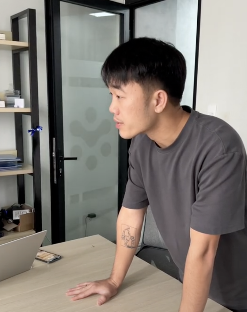 Tiền vệ Lương Xu&acirc;n Trường g&acirc;y sốc khi đập b&agrave;n qu&aacute;t nh&acirc;n vi&ecirc;n, phản ứng của người c&oacute; mặt mới bất ngờ- Ảnh 2.