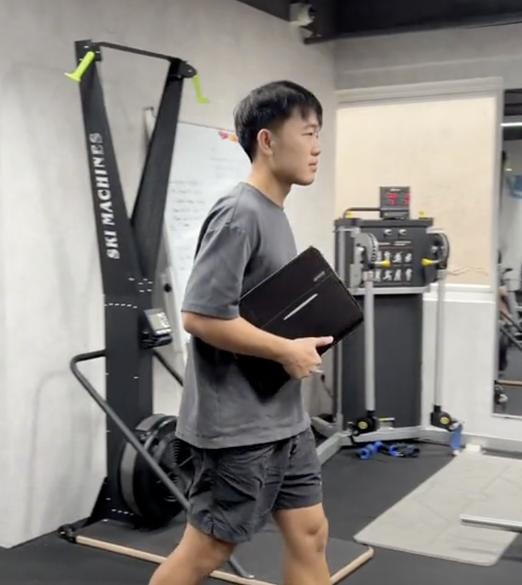 Tiền vệ Lương Xu&acirc;n Trường g&acirc;y sốc khi đập b&agrave;n qu&aacute;t nh&acirc;n vi&ecirc;n, phản ứng của người c&oacute; mặt mới bất ngờ- Ảnh 3.