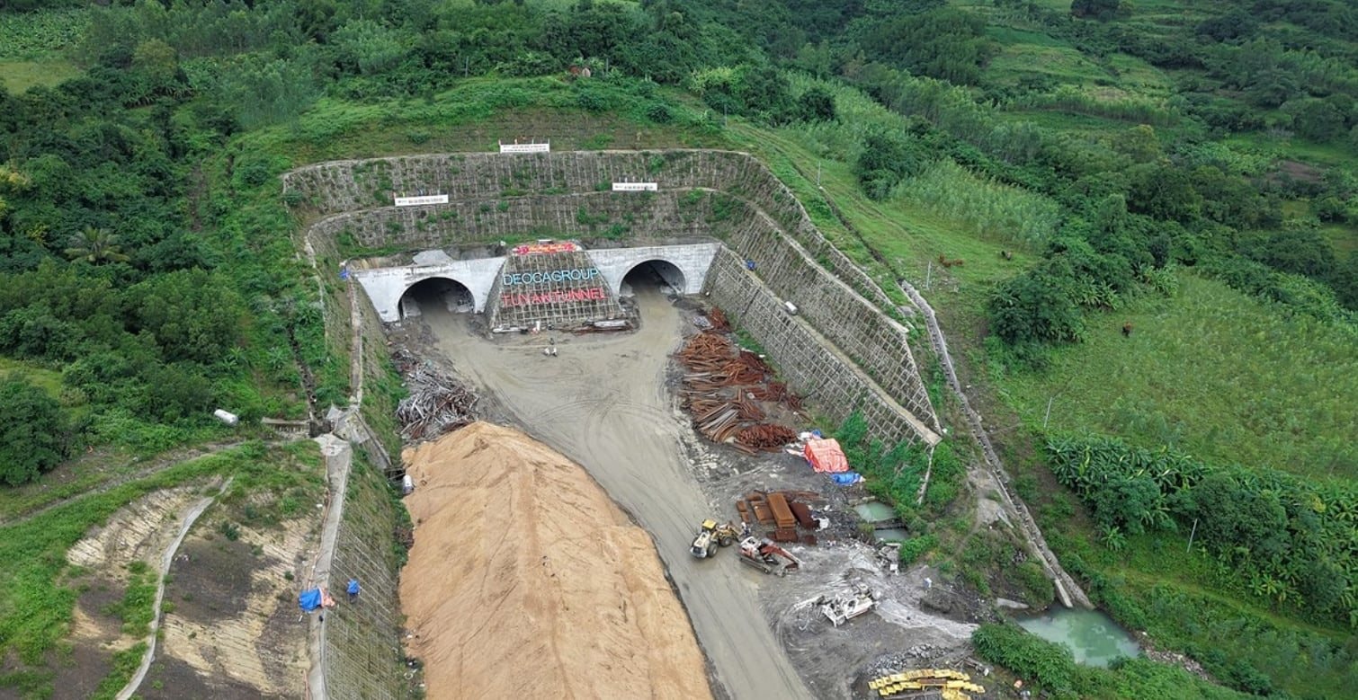 Ban đầu huy động 300 nhân công, sau phải nâng lên 500 người, liên danh Đèo Cả chính thức đào thông nhánh hầm dài hơn 1km thuộc tuyến cao tốc 10.700 tỷ đồng - Ảnh 1.