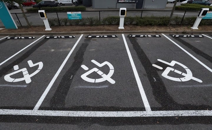 Các nhà sản xuất ô tô châu Âu giảm giá xe điện, tăng giá xe xăng - Ảnh 2.