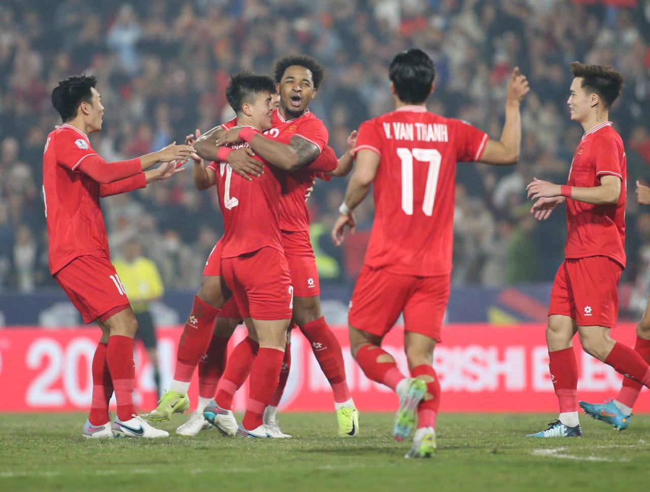 Độ Mixi v&agrave; d&agrave;n streamer Refund Gaming đến s&acirc;n cổ vũ đội tuyển Việt Nam, v&eacute; mời được tặng bởi một người đặc biệt- Ảnh 9.