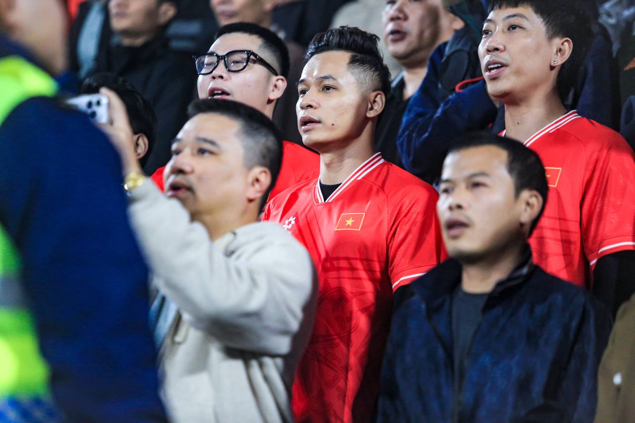 Độ Mixi v&agrave; d&agrave;n streamer Refund Gaming đến s&acirc;n cổ vũ đội tuyển Việt Nam, v&eacute; mời được tặng bởi một người đặc biệt- Ảnh 1.