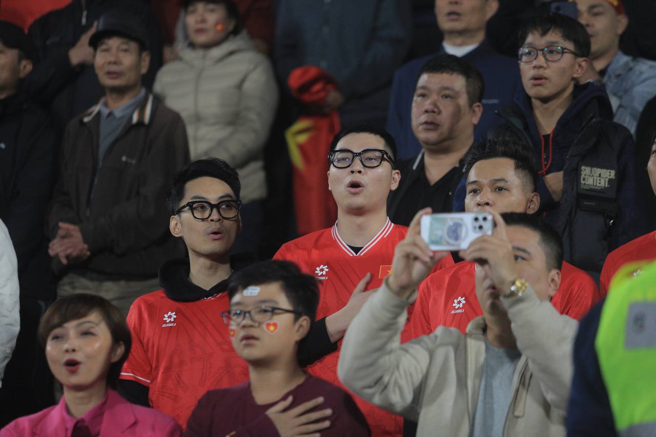 Độ Mixi v&agrave; d&agrave;n streamer Refund Gaming đến s&acirc;n cổ vũ đội tuyển Việt Nam, v&eacute; mời được tặng bởi một người đặc biệt- Ảnh 2.