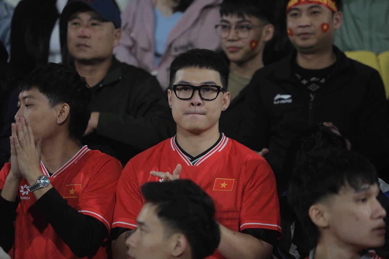 Độ Mixi v&agrave; d&agrave;n streamer Refund Gaming đến s&acirc;n cổ vũ đội tuyển Việt Nam, v&eacute; mời được tặng bởi một người đặc biệt- Ảnh 3.