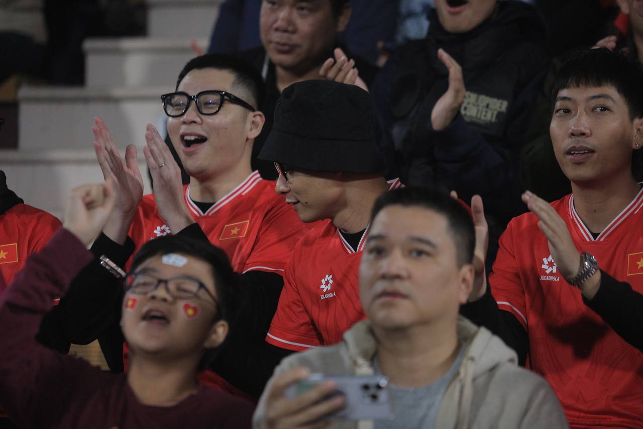 Độ Mixi v&agrave; d&agrave;n streamer Refund Gaming đến s&acirc;n cổ vũ đội tuyển Việt Nam, v&eacute; mời được tặng bởi một người đặc biệt- Ảnh 5.