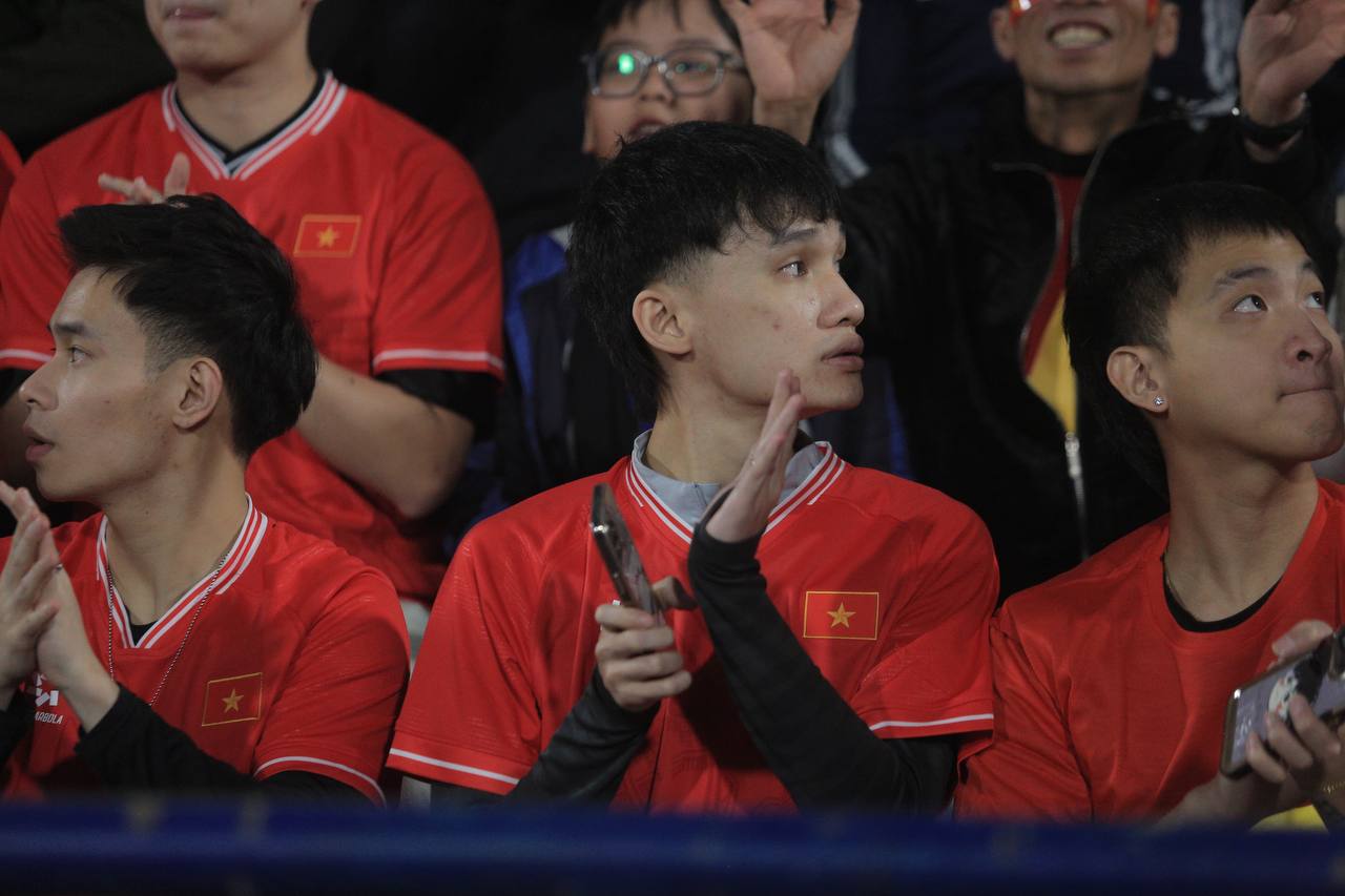 Độ Mixi v&agrave; d&agrave;n streamer Refund Gaming đến s&acirc;n cổ vũ đội tuyển Việt Nam, v&eacute; mời được tặng bởi một người đặc biệt- Ảnh 7.