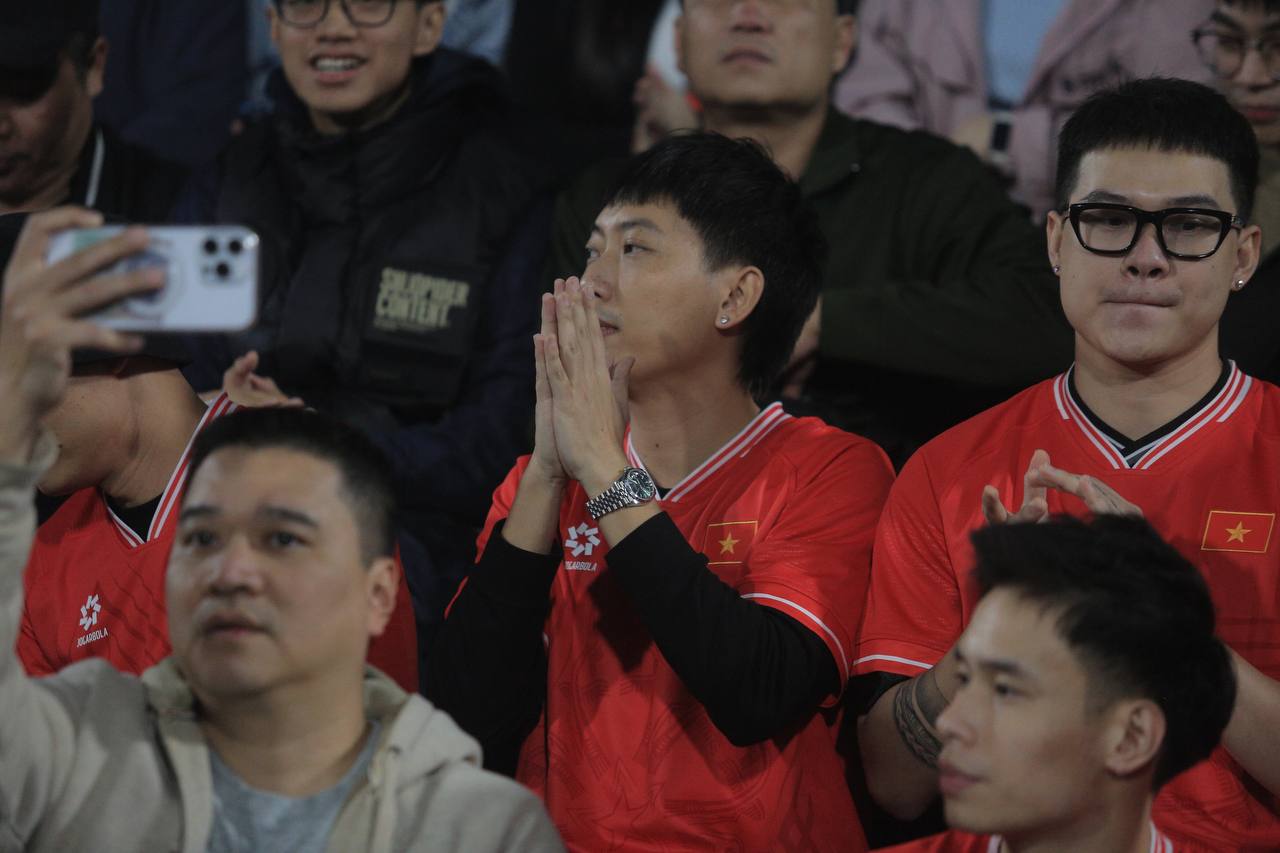 Độ Mixi v&agrave; d&agrave;n streamer Refund Gaming đến s&acirc;n cổ vũ đội tuyển Việt Nam, v&eacute; mời được tặng bởi một người đặc biệt- Ảnh 4.