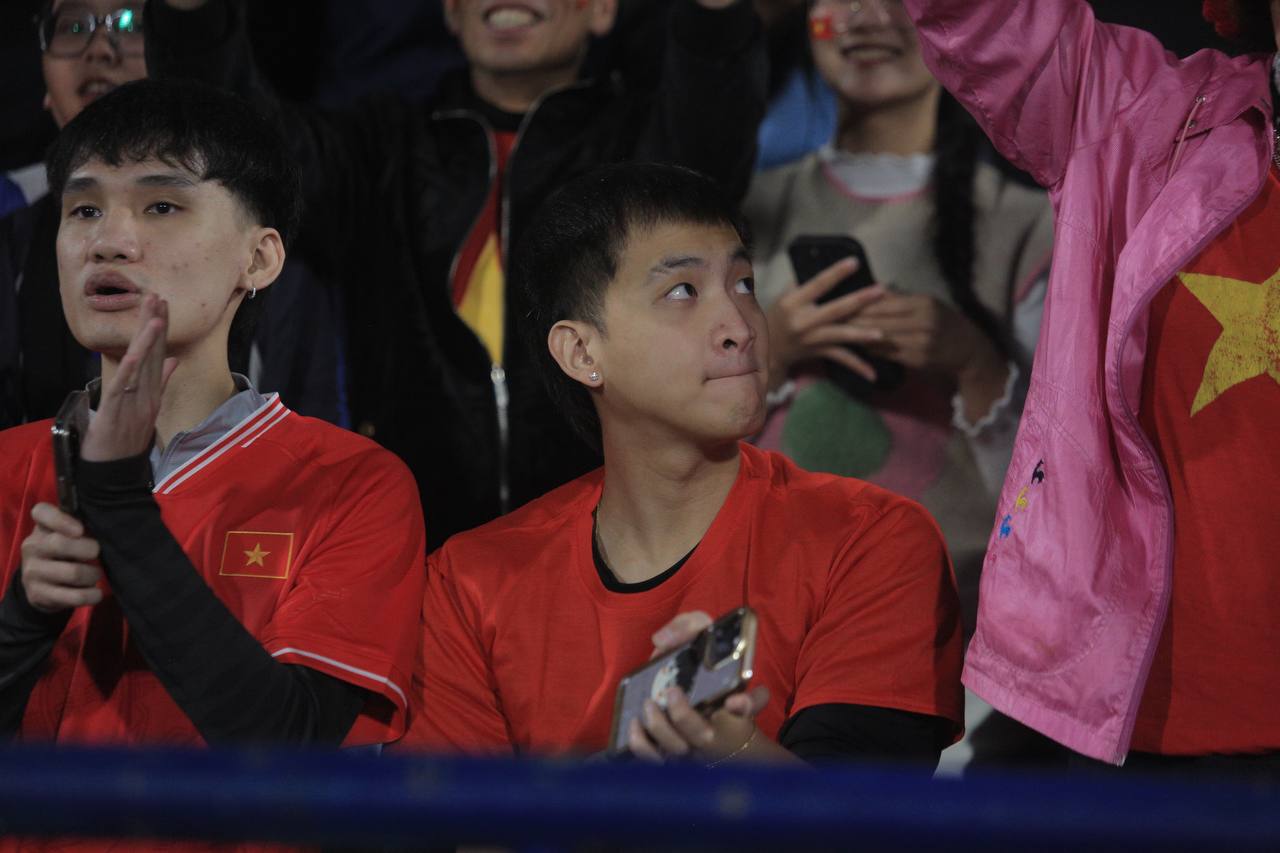 Độ Mixi v&agrave; d&agrave;n streamer Refund Gaming đến s&acirc;n cổ vũ đội tuyển Việt Nam, v&eacute; mời được tặng bởi một người đặc biệt- Ảnh 6.