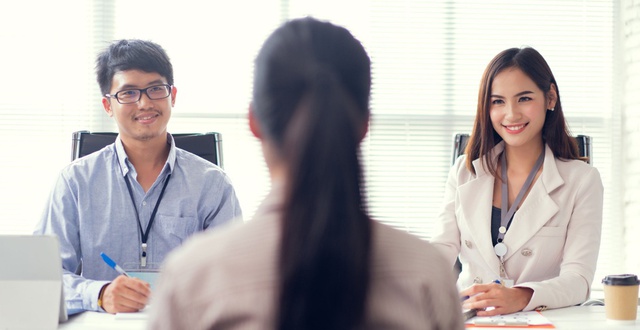 Sếp nam hỏi: "2 c&ocirc; nằm nghỉ hai ph&ograve;ng. Ng&agrave;y mở cửa ra tr&ocirc;ng, đ&ecirc;m đ&oacute;ng cửa lấp trong ra ngo&agrave;i" l&agrave; g&igrave;? Đ&aacute;p &aacute;n nằm tr&ecirc;n người, c&ocirc; g&aacute;i kh&ocirc;ng t&igrave;m ra!- Ảnh 2.