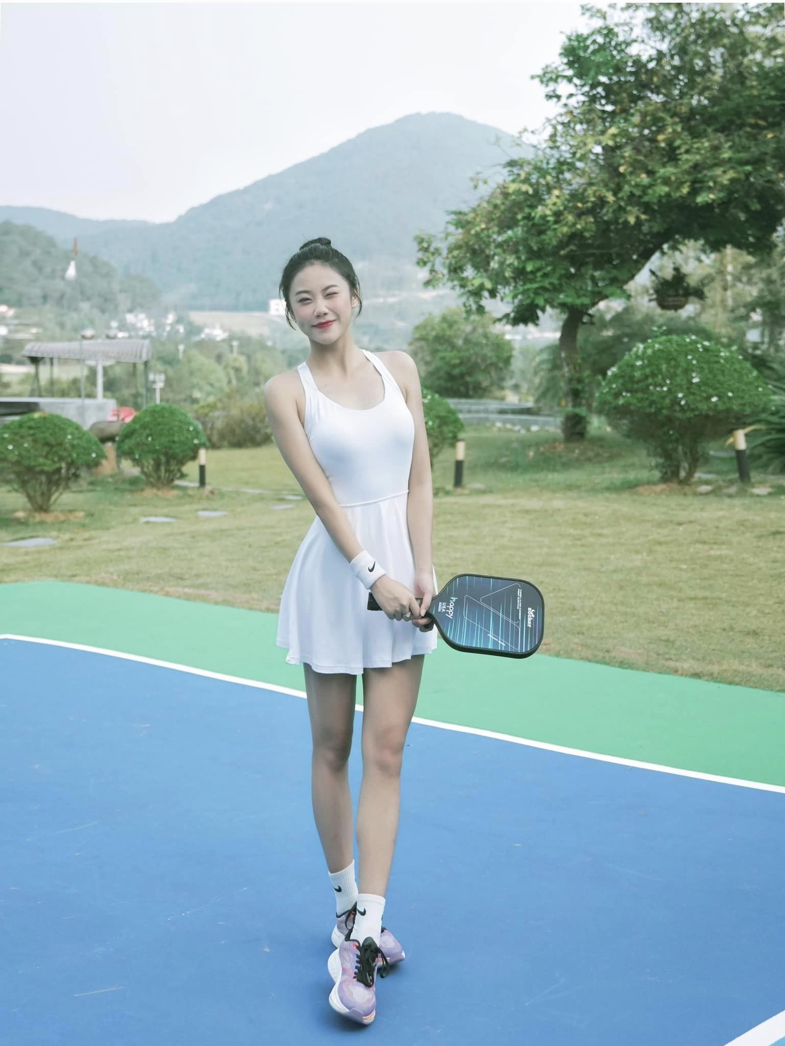 Bị chê ra sân pickleball chụp ảnh làm màu, mỹ nhân triệu view liền đáp trả bằng video "đánh bằng cả tính mạng" - Ảnh 4.