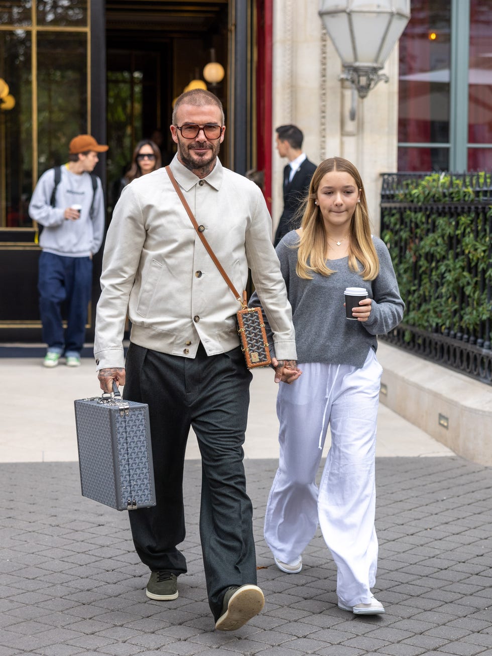 Tiểu thư Harper nh&agrave; Beckham đeo một trong những chiếc t&uacute;i x&aacute;ch độc nhất thế giới, xinh đẹp dạo phố g&acirc;y ch&uacute; &yacute;- Ảnh 3.