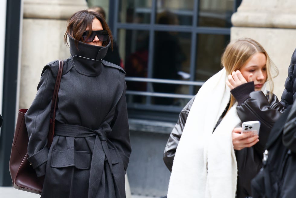 Tiểu thư Harper nh&agrave; Beckham đeo một trong những chiếc t&uacute;i x&aacute;ch độc nhất thế giới, xinh đẹp dạo phố g&acirc;y ch&uacute; &yacute;- Ảnh 2.