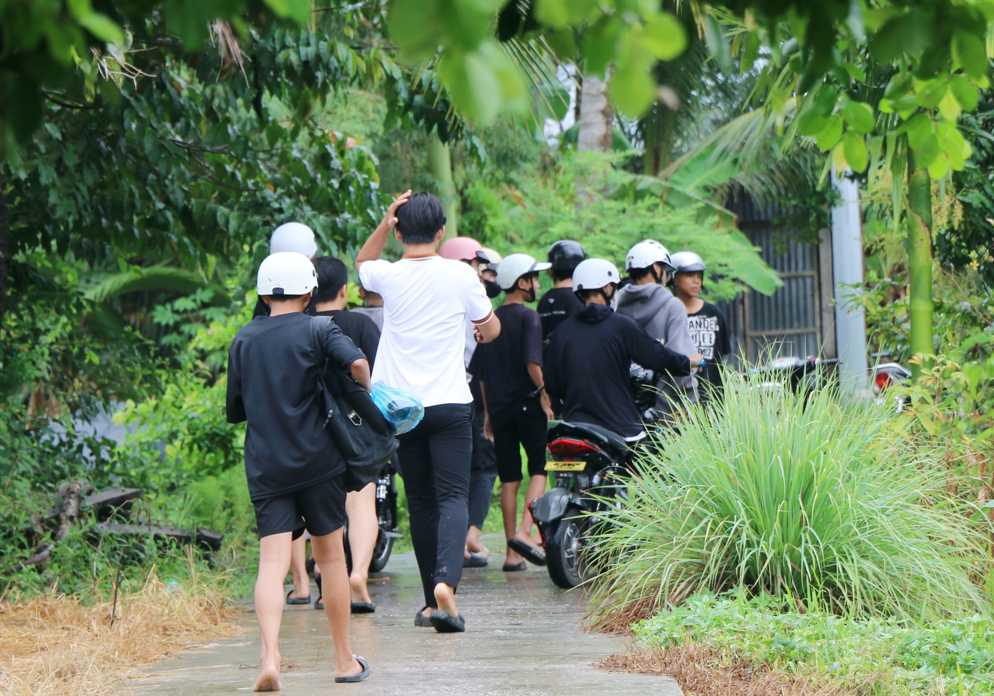 Nhà TikToker Lê Tuấn Khang bị fan "bao vây", cuộc sống gia đình đảo lộn hoàn toàn sau khi nổi tiếng - Ảnh 2.