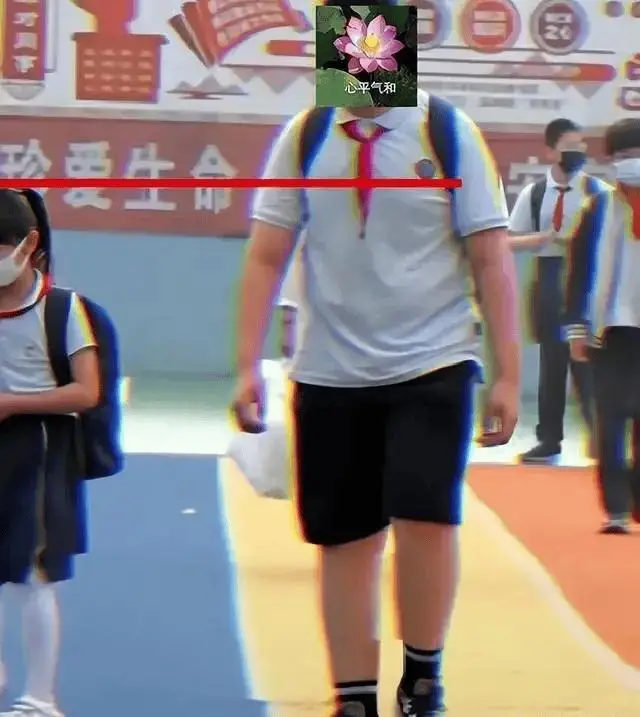 Khung cảnh một học sinh đi trong s&acirc;n trường bỗng trở n&ecirc;n viral, nhiều phụ huynh cảm th&aacute;n: "T&ocirc;i kh&ocirc;ng tin v&agrave;o mắt m&igrave;nh" - Ảnh 3.