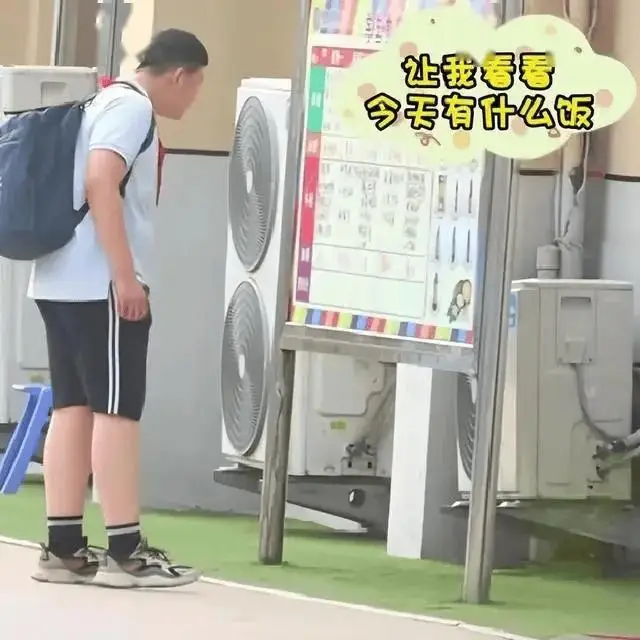 Khung cảnh một học sinh đi trong s&acirc;n trường bỗng trở n&ecirc;n viral, nhiều phụ huynh cảm th&aacute;n: "T&ocirc;i kh&ocirc;ng tin v&agrave;o mắt m&igrave;nh" - Ảnh 2.