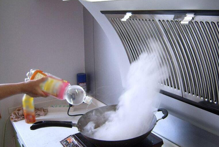 Cảnh b&aacute;o: 3 sai lầm khi d&ugrave;ng m&aacute;y h&uacute;t m&ugrave;i trong bếp vừa tốn điện lại dễ g&acirc;y ung thư phổi- Ảnh 1.