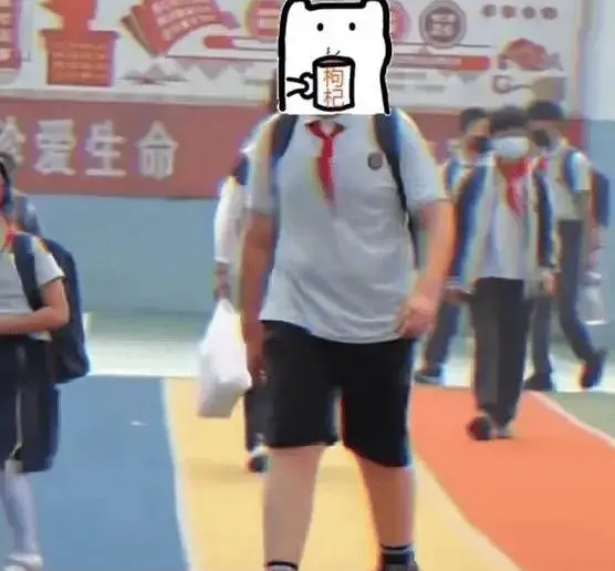 Khung cảnh một học sinh đi trong s&acirc;n trường bỗng trở n&ecirc;n viral, nhiều phụ huynh cảm th&aacute;n: "T&ocirc;i kh&ocirc;ng tin v&agrave;o mắt m&igrave;nh" - Ảnh 1.