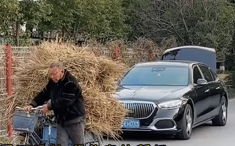 Lái Maybach về quê thăm bố, con trai dở khóc dở cười khi phụ huynh yêu cầu: Mang xe ra đồng nhờ tí việc