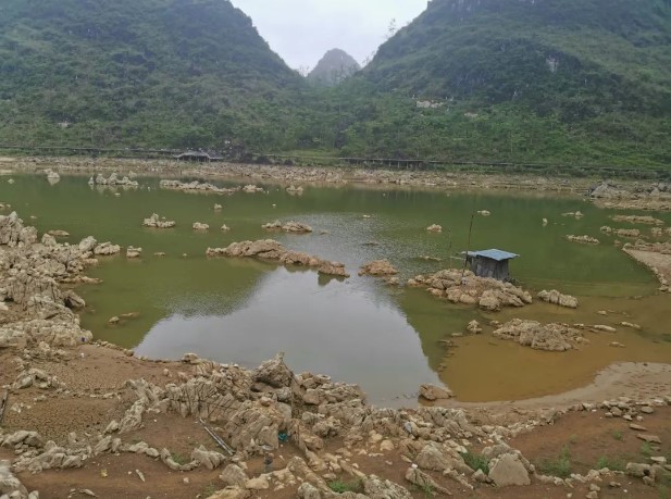 Hàng trăm mẫu đất hóa thành hồ nước khổng lồ chỉ trong một đêm: Sau tiếng động lớn, nó biến mất bí ẩn! - Ảnh 2.