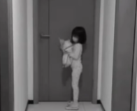 Bé gái ngủ trong tư thế ngồi ngoài cửa trong đêm tối, hành động sau đó của con khiến cha mẹ nào cũng xót xa - Ảnh 1. Bé gái ngủ trong tư thế ngồi ngoài cửa trong đêm tối, hành động sau đó của con khiến cha mẹ nào cũng xót xa - Ảnh 1.