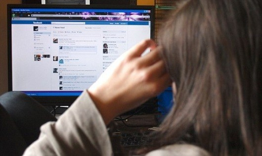 Bức tranh con g&aacute;i lớp 6 giấu trong hộp b&uacute;t khiến b&agrave; mẹ sốc đến ph&aacute;t kh&oacute;c: D&acirc;n t&igrave;nh khuy&ecirc;n cha mẹ phải b&igrave;nh tĩnh xử l&yacute;- Ảnh 1.